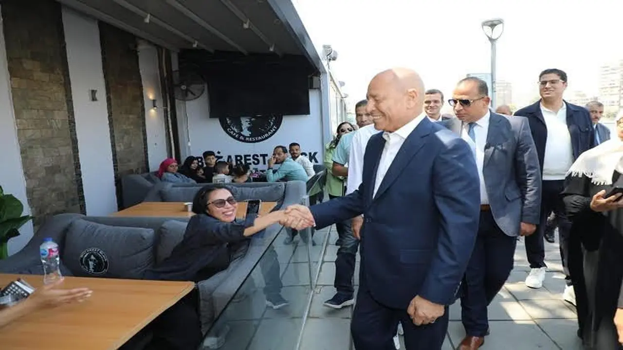 محافظ القاهرة يحتفل بعيد الأضحى مع المواطنين بممشى أهل مصر